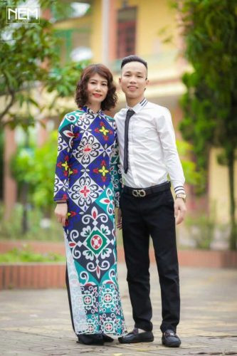 Ảnh bạn học sinh nam chụp cùng giáo viên