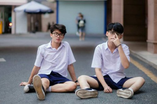 Ảnh bạn học sinh nam chụp cùng nhóm bạn thân