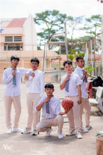 Ảnh bạn học sinh nam chụp trên sân bóng rổ