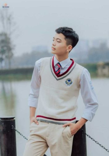 Ảnh bạn học sinh nam đứng hai tay đút túi