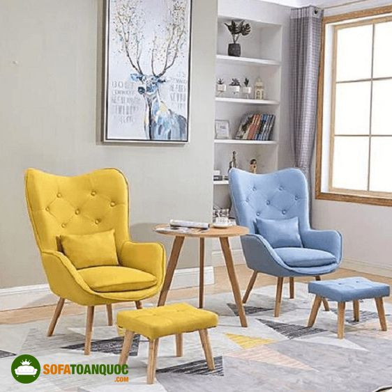 Ba chiếc ghế sofa một chỗ tông màu pastel sắp xếp trong phòng khách
