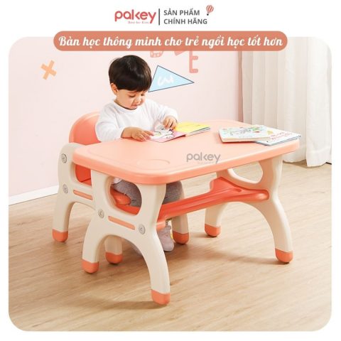 Bàn ăn cho bé 2 tuổi màu hồng an toàn, giúp bé tự lập