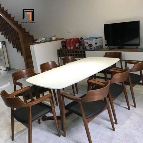 Bàn ăn chữ nhật hiện đại màu gỗ tự nhiên với sáu ghế bọc da màu trắng