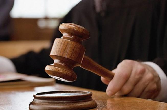 Bản án dân sự: Hình ảnh minh họa việc xét xử và công bố quyết định của tòa án