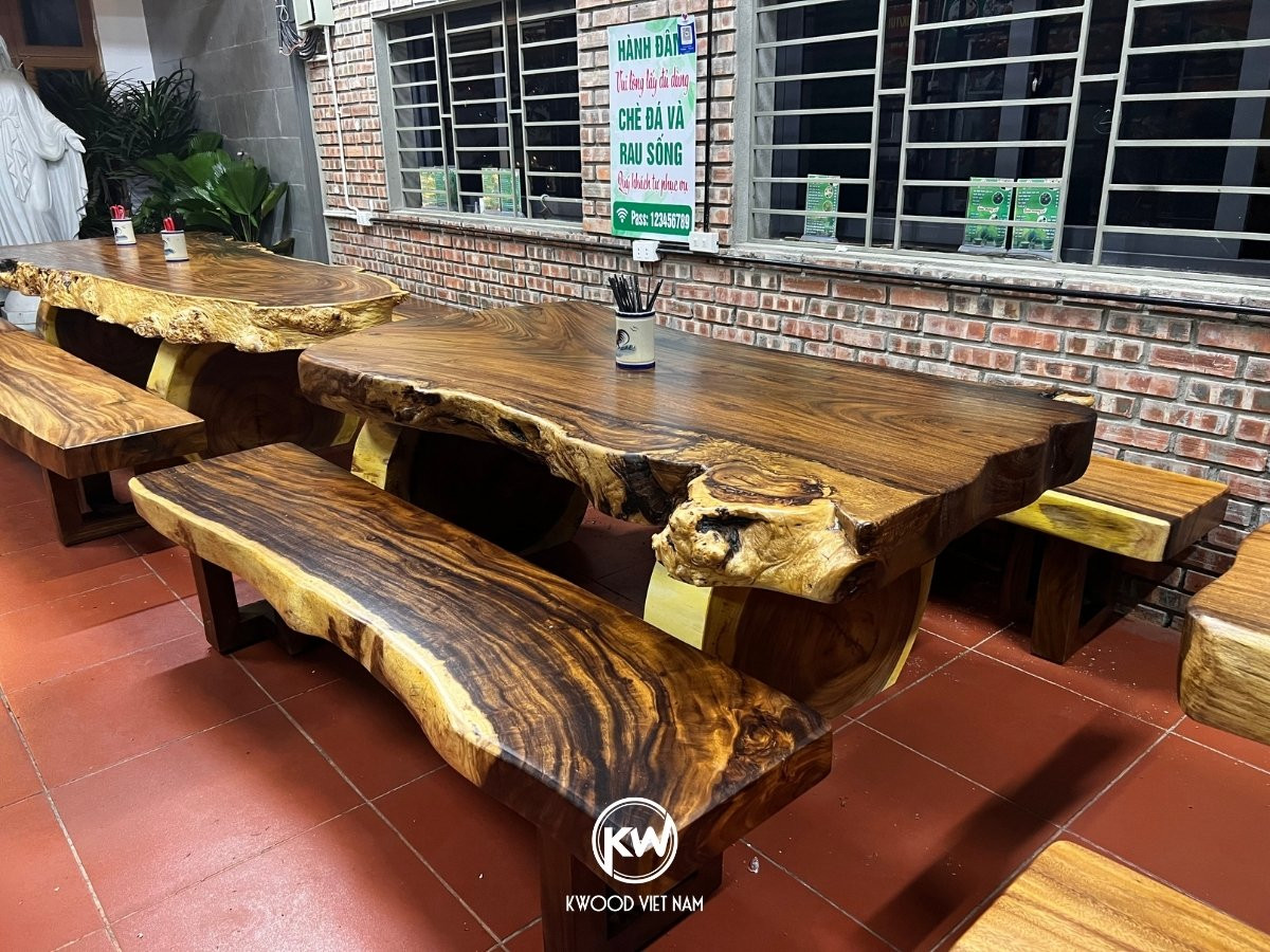 Bàn ăn gỗ me tây nguyên tấm giữ trọn vẻ đẹp tự nhiên