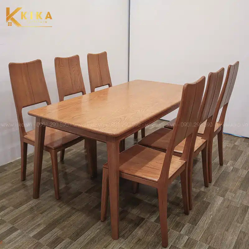 Bàn ăn gỗ Sồi màu nâu nhạt hơi ngả cam cùng những đường vân gỗ sắc nét