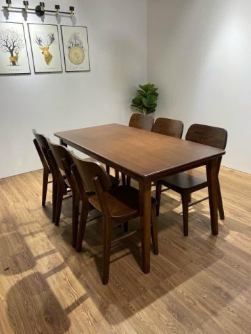 Bàn ăn gỗ sồi Nga với ghế tựa lưng tai voi độc đáo