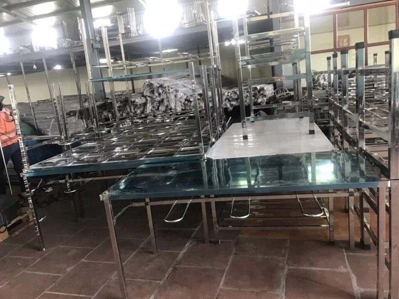 bàn ăn inox chất lượng cao trong không gian nhà bếp rộng
