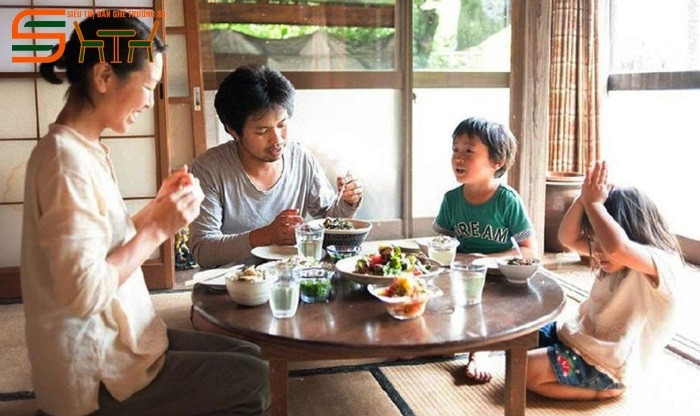 Bàn ăn kiểu ngồi bệt chân gấp tạo cảm giác ấm cúng, gần gũi