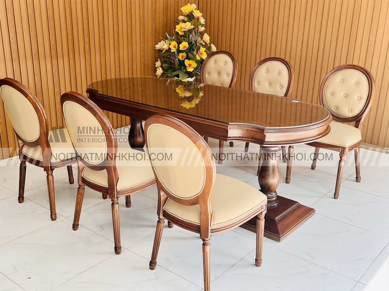 Bàn ăn tròn bằng gỗ sồi óc chó 6 ghế bọc da cao cấp, mang phong cách hiện đại và bền đẹp