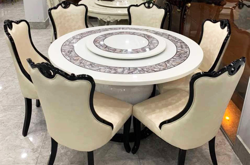 Bàn ăn tròn gỗ mang đến không gian quây quần ấm áp cho gia đình
