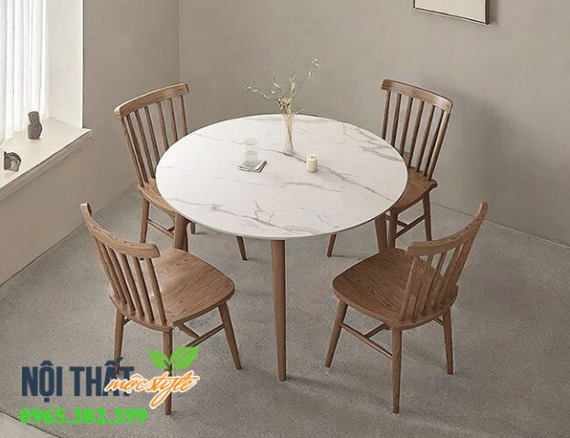 Bàn ăn tròn gỗ tự nhiên với thiết kế nhỏ gọn tối ưu không gian sống.
