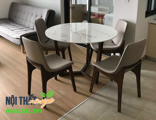 Bàn ăn tròn mặt đá đen cho căn hộ hiện đại, kết hợp 4 ghế bọc nệm