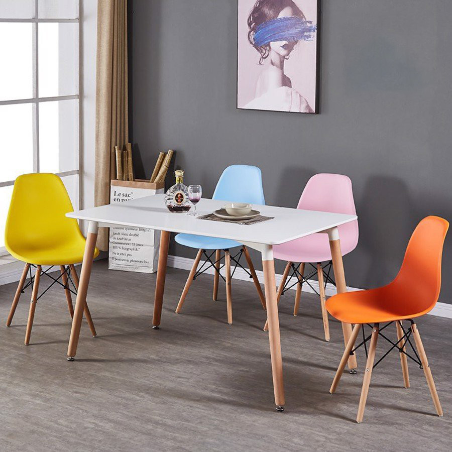 Bàn ăn với ghế Eames nhựa chân gỗ tạo không gian ấm cúng
