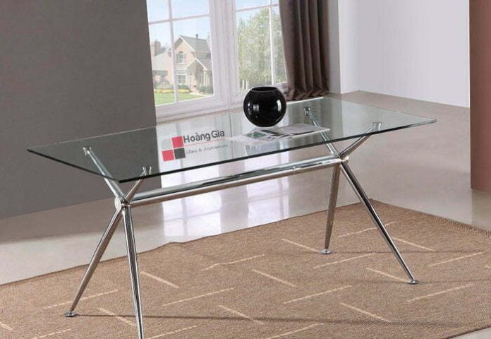 Bàn ăn với mặt kính cường lực hình chữ nhật sang trọng.
