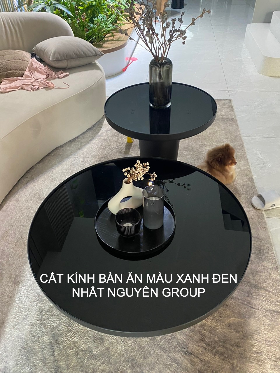 Bàn ăn với mặt kính cường lực màu xanh đen