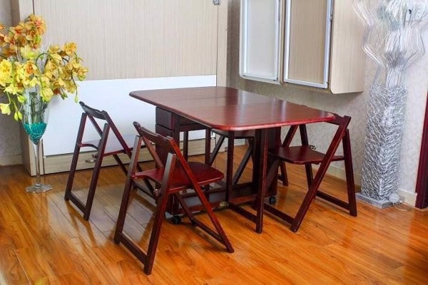Bàn ăn xếp gọn 4 ghế gấp gọn trưng bày bình hoa