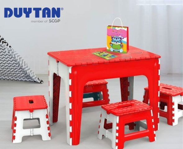 Bàn ăn xếp gọn bằng nhựa, thiết kế đơn giản và tiện lợi