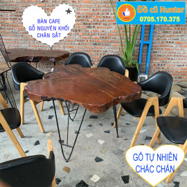 Bàn cà phê gỗ tự nhiên nguyên khối chân sắt, điểm nhấn sang trọng cho quán ở Đà Nẵng.