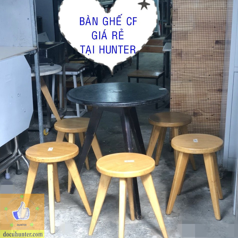 Bàn cà phê mặt tròn đen, đơn giản mà tinh tế, phù hợp nhiều phong cách quán ở Đà Nẵng.