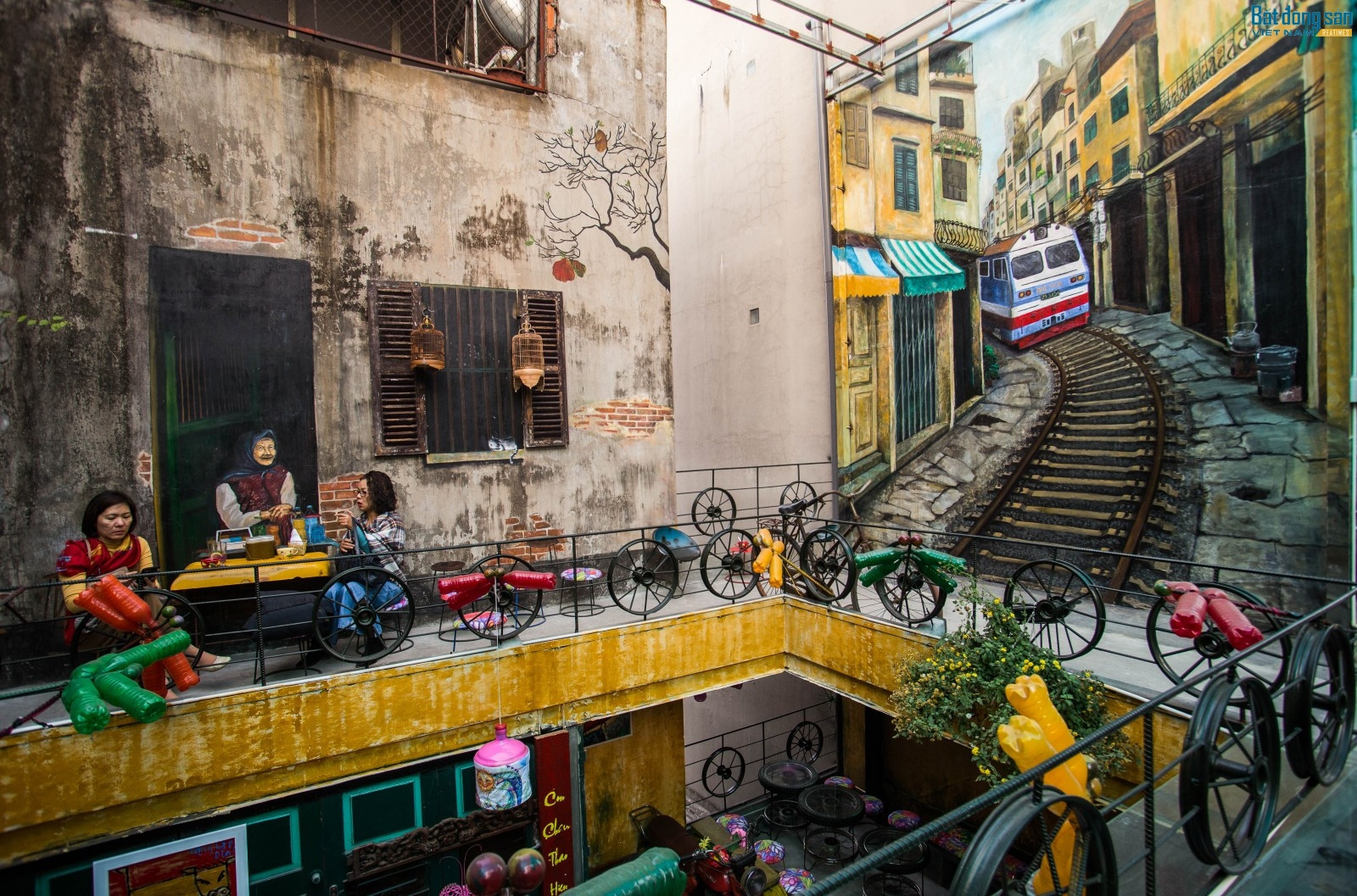 Bàn cafe lốp xe độc đáo cho không gian hiện đại