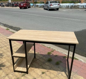 Bàn có kệ sách 2 tầng giúp tổ chức tài liệu gọn gàng