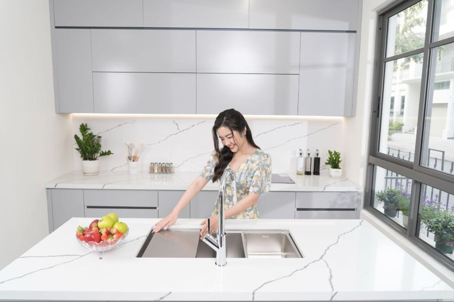 Bàn đảo kết hợp bàn ăn có chiều rộng phù hợp