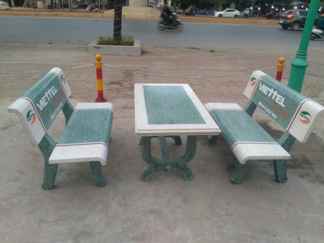 Bàn ghế đá sân vườn màu xám