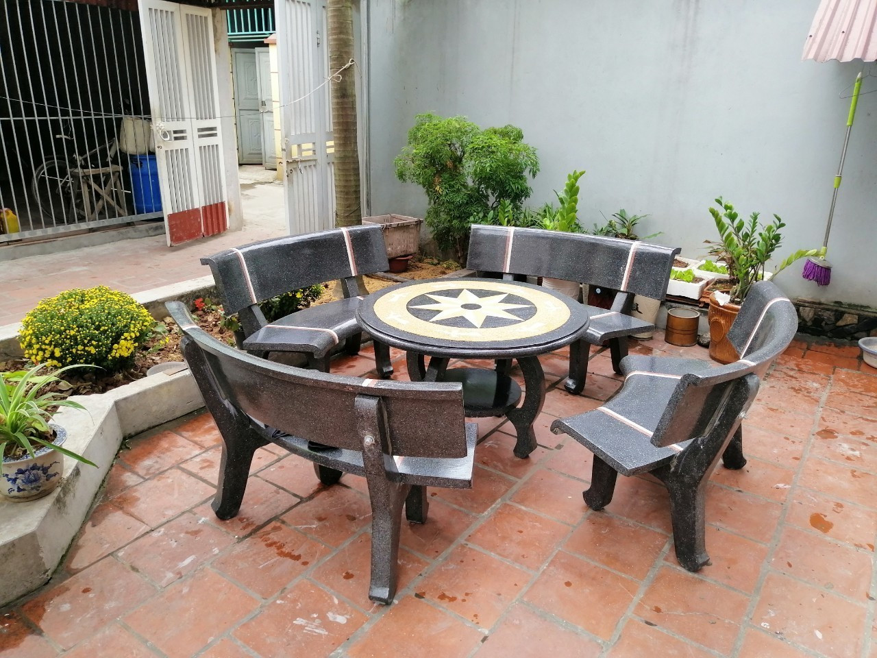 Bàn ghế đá sân vườn với thiết kế độc đáo