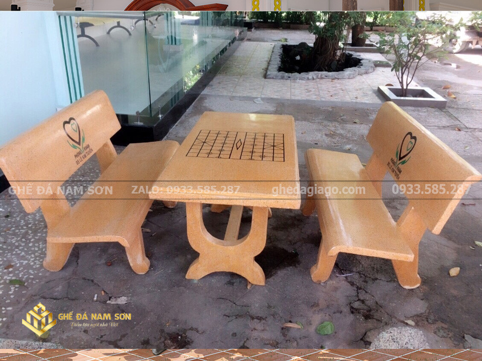 Bàn ghế đá xi măng màu vàng rực rỡ, thiết kế hiện đại