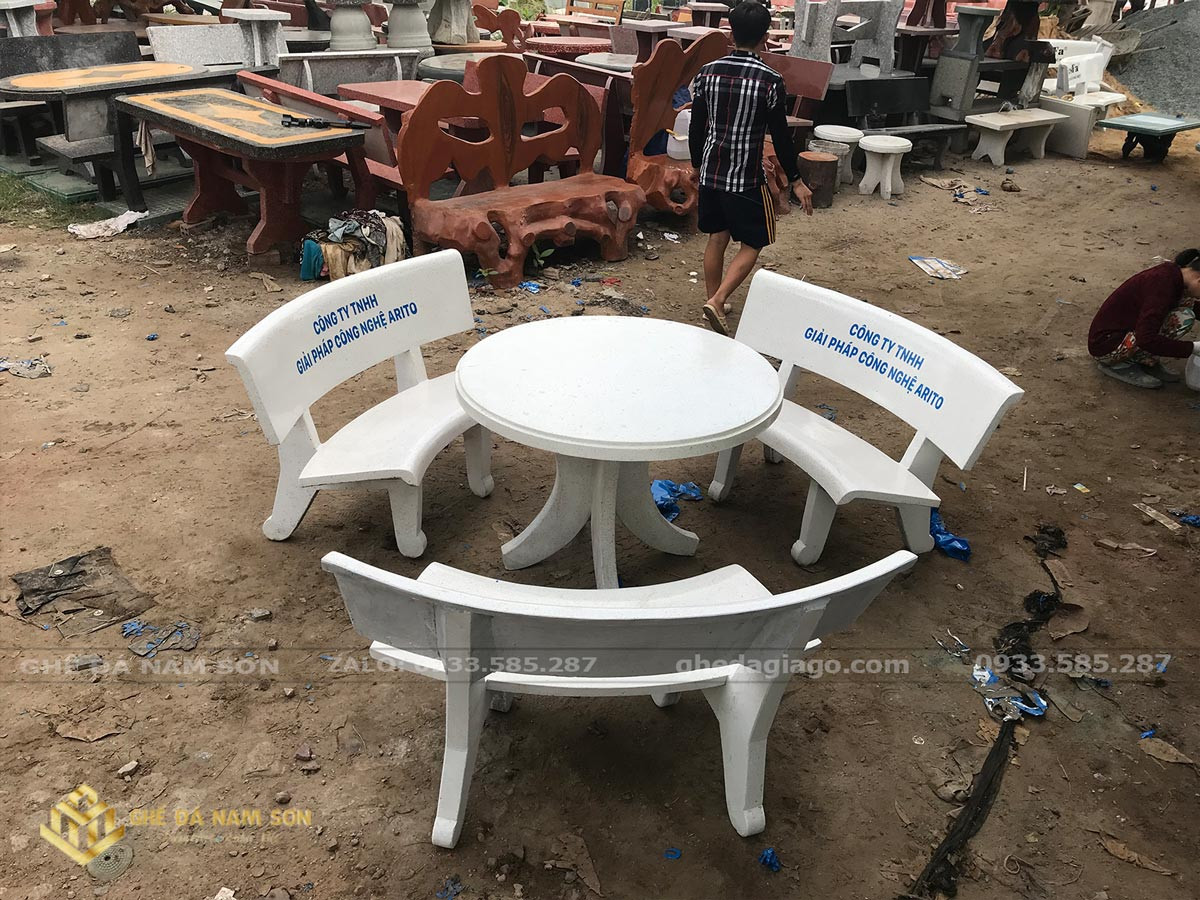 Bàn ghế đá xi măng tròn đẹp, bền chắc cho sân vườn