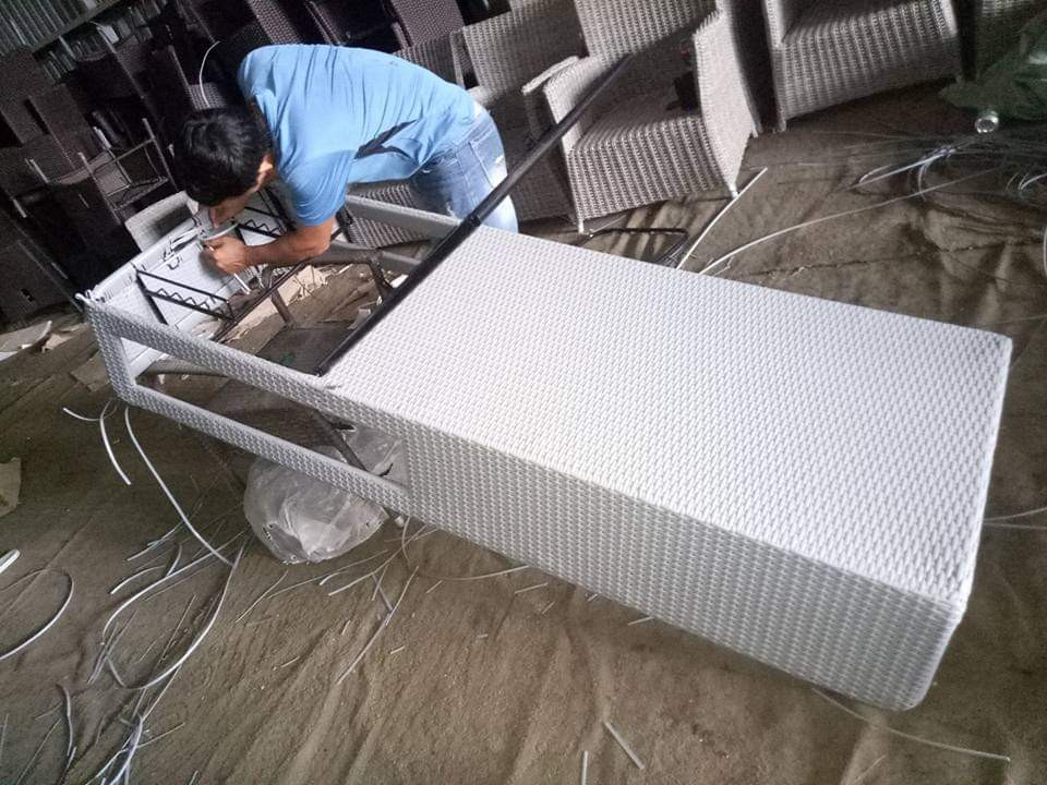 bàn ghế đan dây nhựa giả mây được gia công tỉ mỉ cho không gian ngoài trời