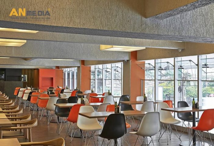 Bàn ghế Eames màu trắng và đen được sắp xếp gọn gàng cho sự kiện, thể hiện tính linh hoạt khi cho thuê bàn ghế eames