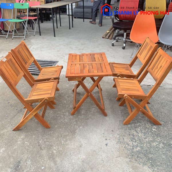 Bàn ghế gỗ cafe thanh lý có thể xếp gọn dễ dàng