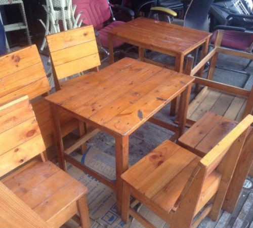 Bàn ghế gỗ cũ được thanh lý tại một cửa hàng ở Bình Dương