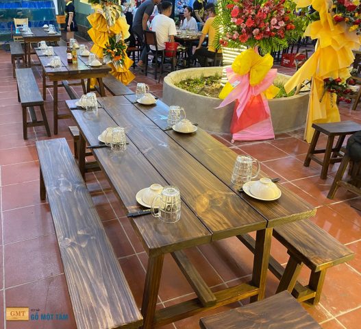 Bàn ghế gỗ dài phong cách cổ điển, mộc mạc