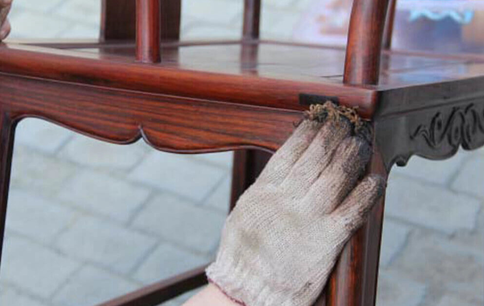 Bàn ghế gỗ được lau sạch sẽ và được bảo dưỡng cẩn thận