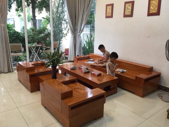 Bàn ghế gỗ sofa nguyên khối làm từ gỗ Lim quý hiếm, nổi bật với độ bền chắc và khả năng chống chịu tốt