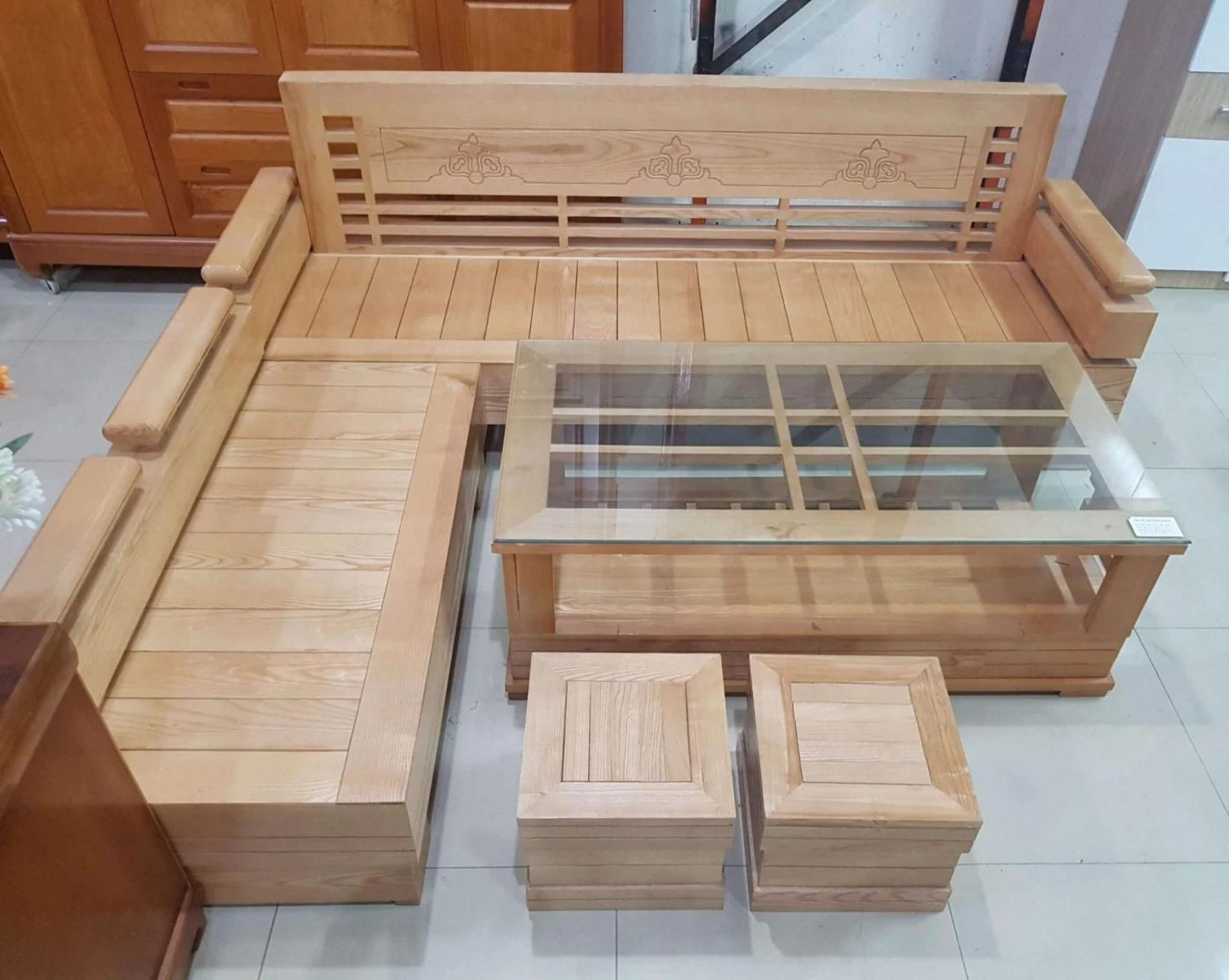 Bàn ghế gỗ sồi tự nhiên, thân thiện, an toàn khi sử dụng