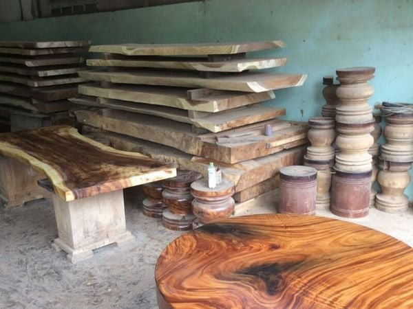 Bàn ghế gỗ thông và gỗ me tây ngày càng phổ biến trong thiết kế nội thất
