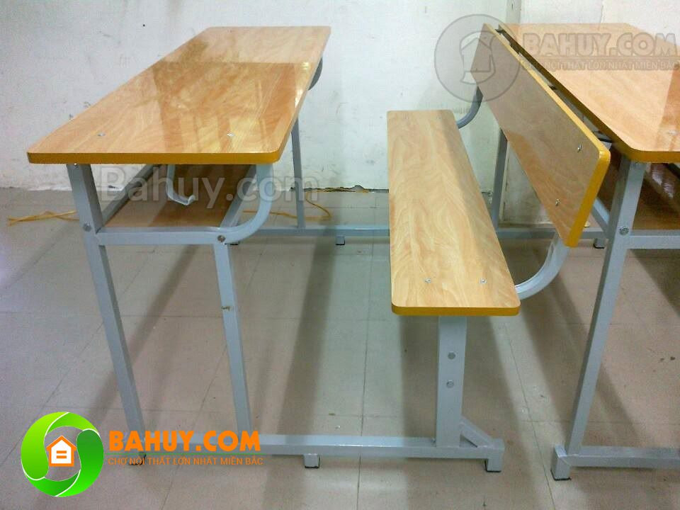 Bàn ghế học sinh liền có tựa lưng với vân gỗ sáng, chống trầy xước