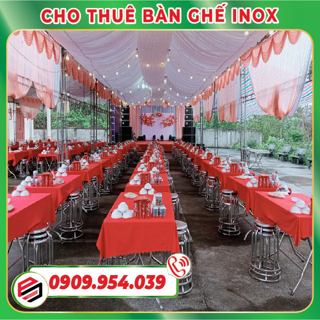 Bàn ghế inox được trang trí đẹp mắt với nơ ghế màu hồng, thích hợp cho không gian tiệc cưới lãng mạn, hiện đại.