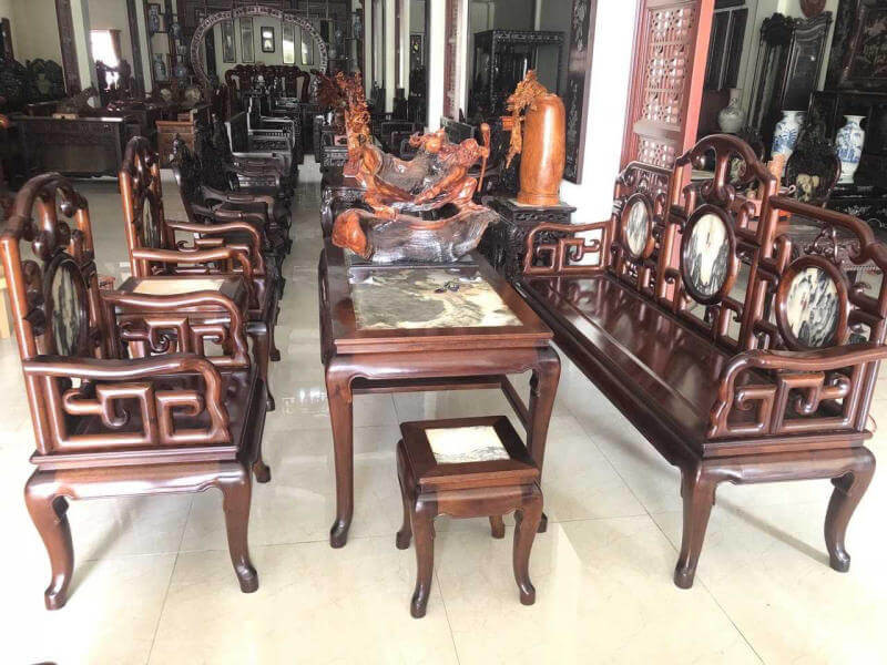 Bàn ghế Móc Mỏ gỗ gụ Đồng Kỵ với thiết kế vững chắc, là lựa chọn lý tưởng cho không gian tiếp khách.