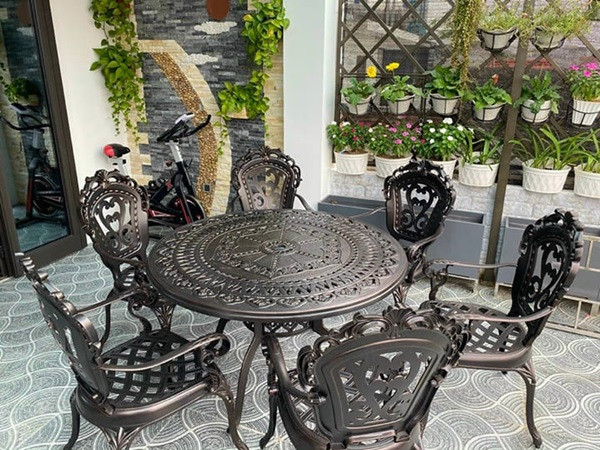 Bàn ghế nhôm đúc sân vườn chống chịu thời tiết tốt