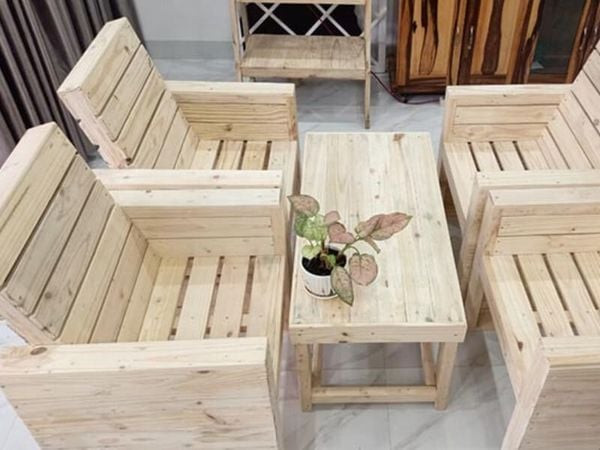 Bàn ghế sofa gỗ thông với phong cách tự nhiên