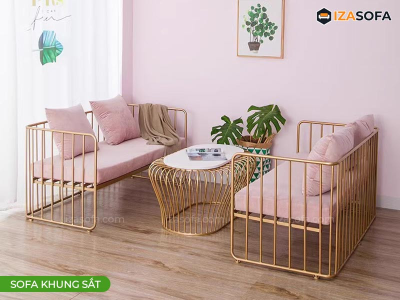 Bàn ghế sofa khung sắt nghệ thuật uốn cong, tạo điểm nhấn độc đáo cho phòng khách