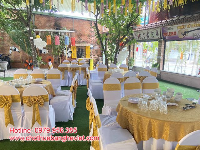 Bàn ghế sự kiện được sắp xếp gọn gàng, sẵn sàng cho thuê tại địa điểm gần nhất