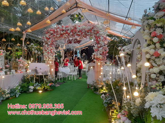 Bàn ghế tiệc có áo phủ và nơ, phù hợp cho thuê tại Thuận An