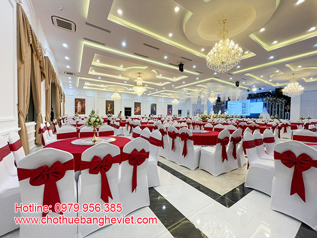 Bàn ghế tiệc trắng tinh tế, sẵn sàng cho thuê tại TP Thủ Đức