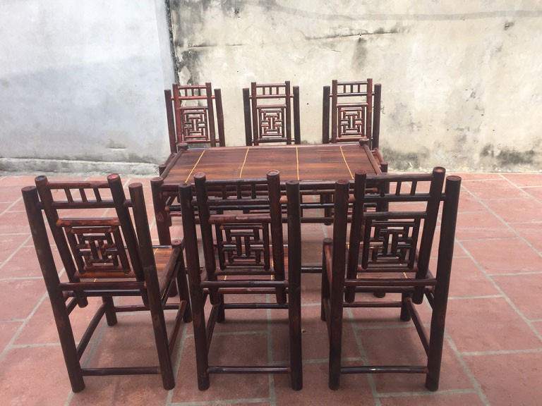 Bàn ghế tre tựa lưng chữ thọ